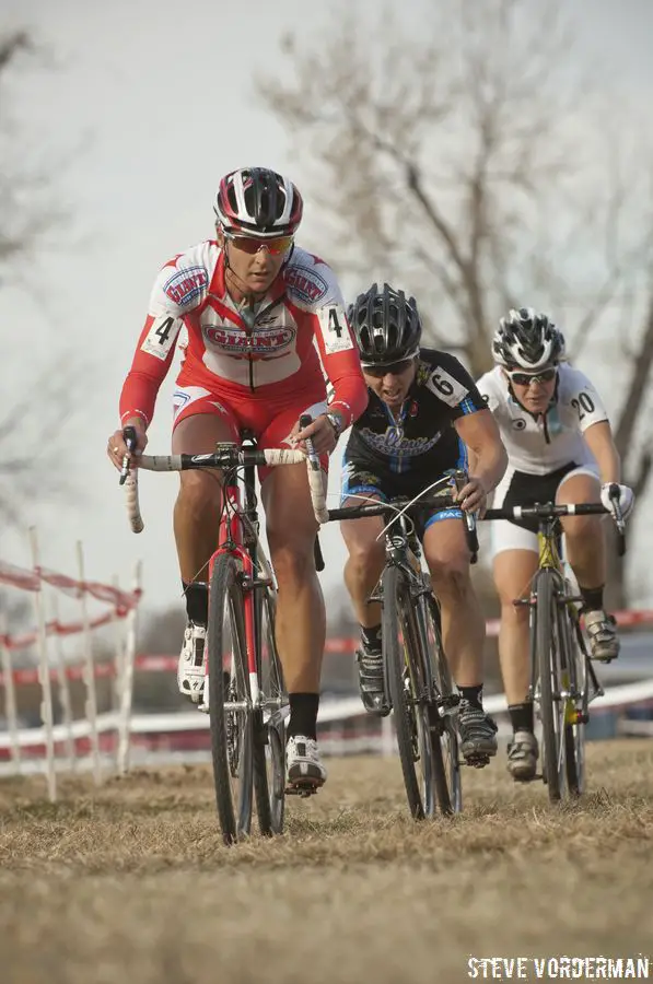 Meredith Miller leading a pack © Steve Vorderman