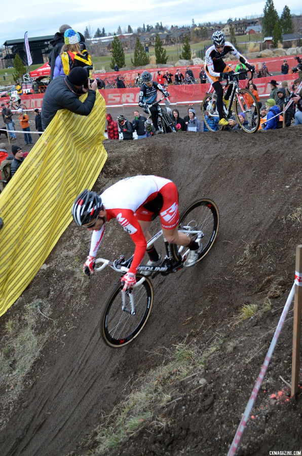 Lindine heads downhill. © Cyclocross Magazine