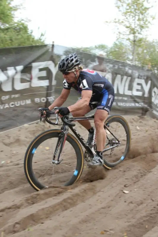 Laura Van Gilder uses her handling skills to power through the sand pit © Amy Dykema 