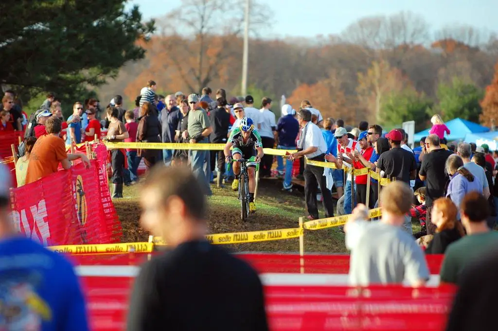 Crowd cheers Johnson off the front ? Tom Olesnevich