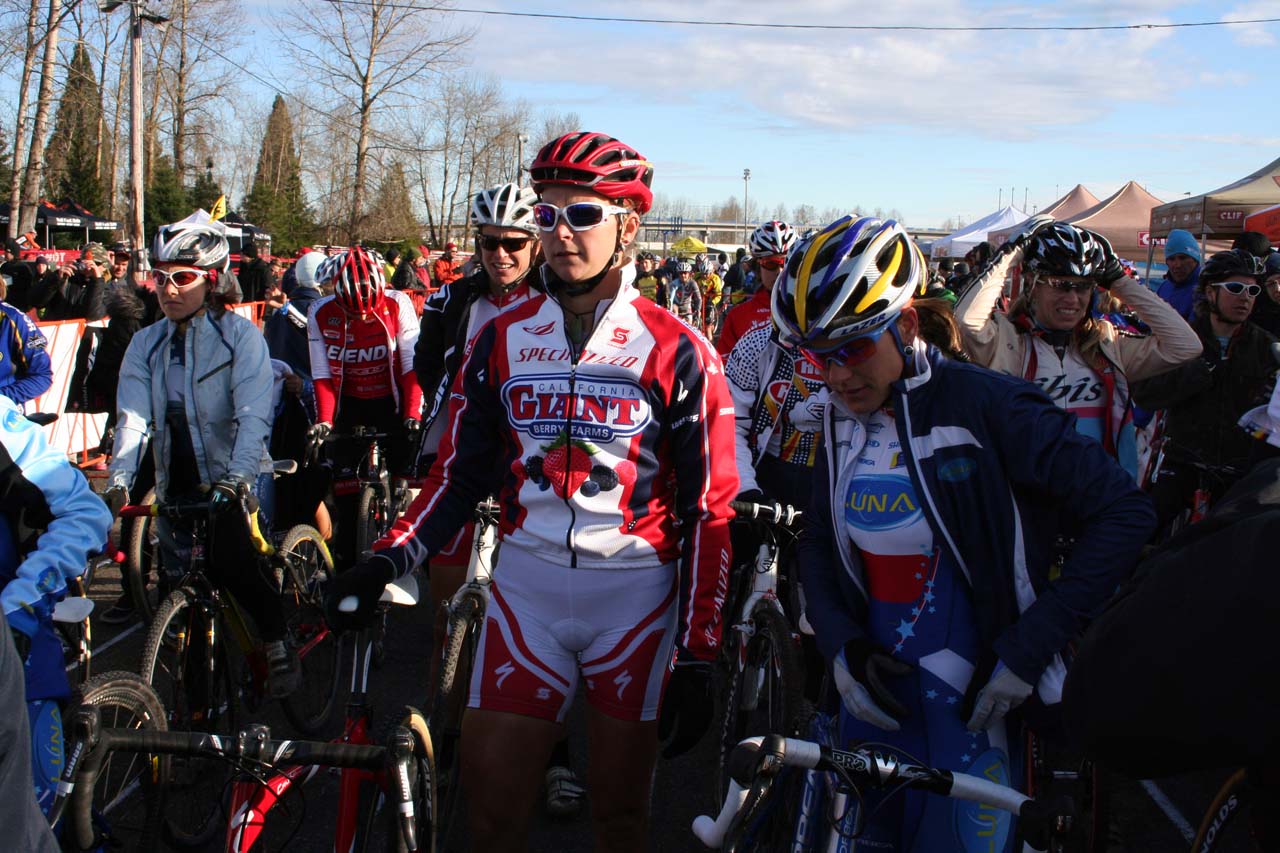 Elite women prepare for the start © Josh Liberles