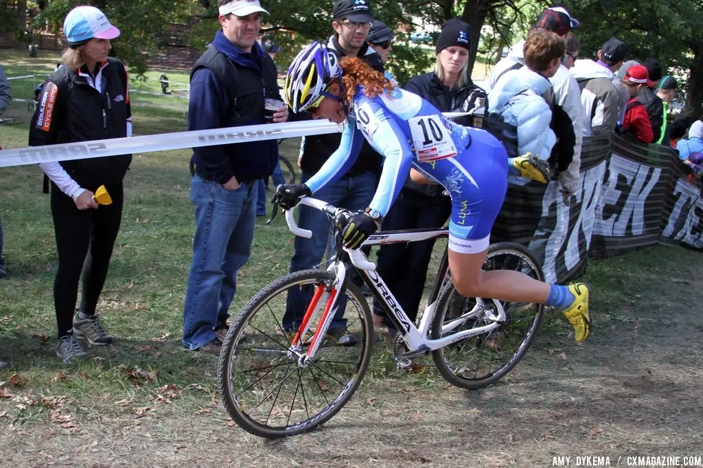 Teal Stetson-Lee (Luna) remounts at the top of the hill early in the race. © Amy Dykema