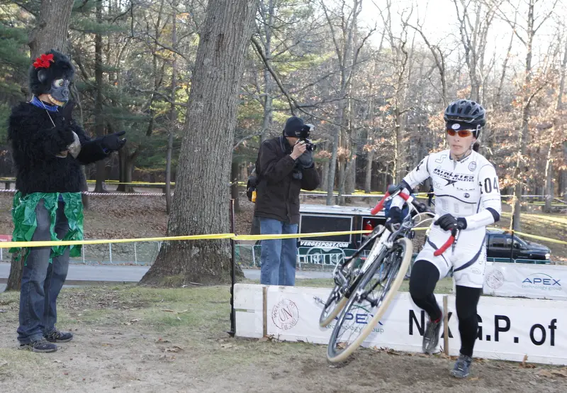 Arley Kemmerer (C3/Athletes Serving Athletes) through the barriers. ©Peter Ozolins Photography