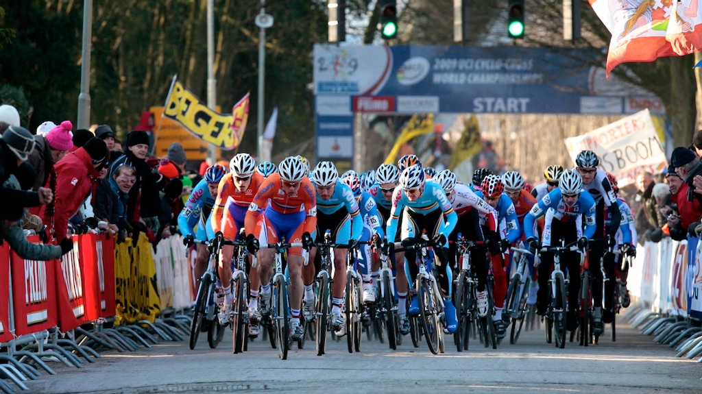 The elite men\'s field sprints up the uphill opening stretch of the 2009 UCI Cyclcocross World Championships. 