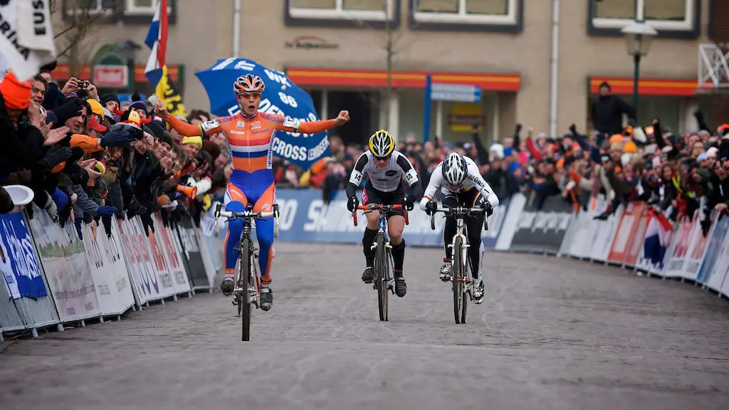 Marianne Vos outkicks Hanka Kupfernagel and Katie Compton in Hoogerheide at the 2009 UCI Cyclocross World Championships. photo: Joe Sales