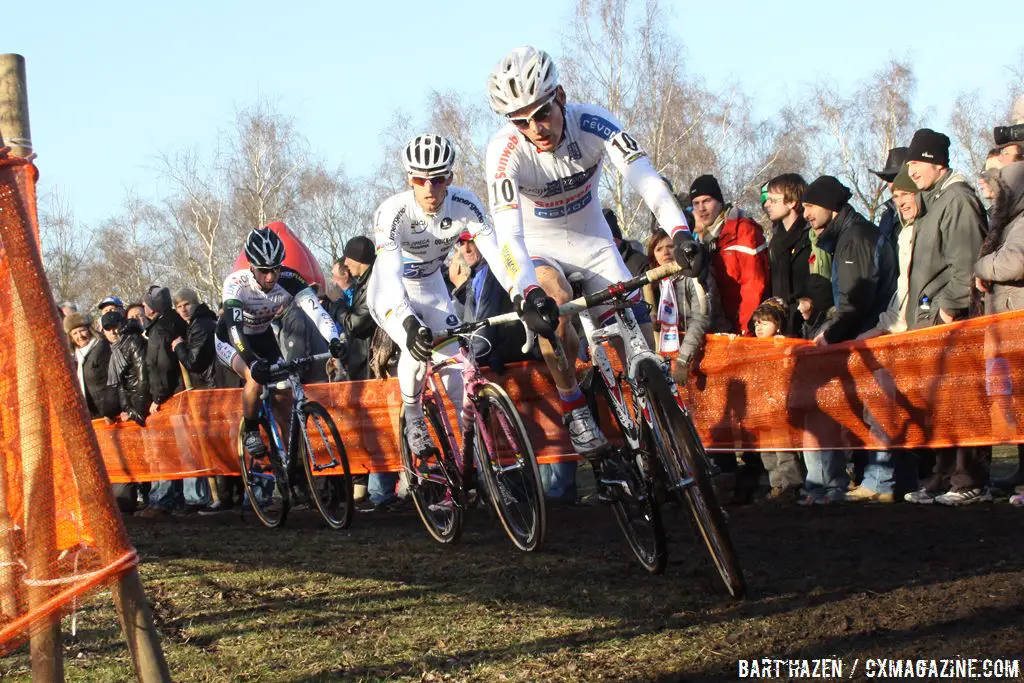 Pauwels leads break turning into a descent ©Bart Hazen