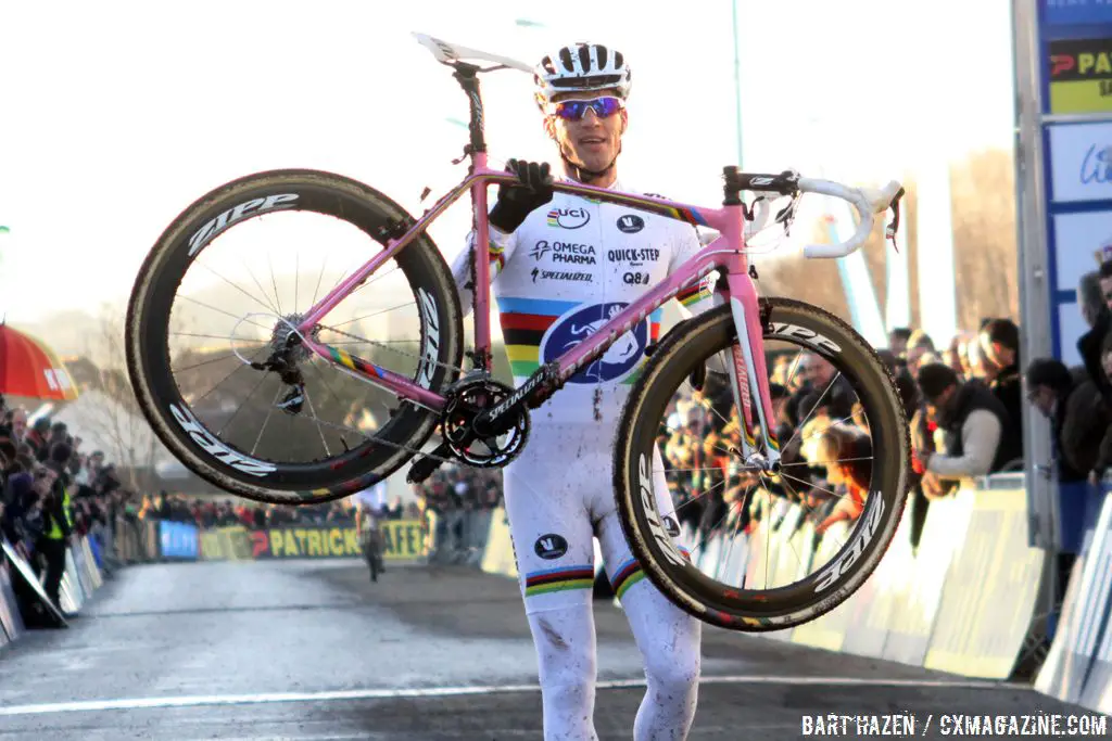 Stybar shows his pink Specialized bike ©Bart Hazen