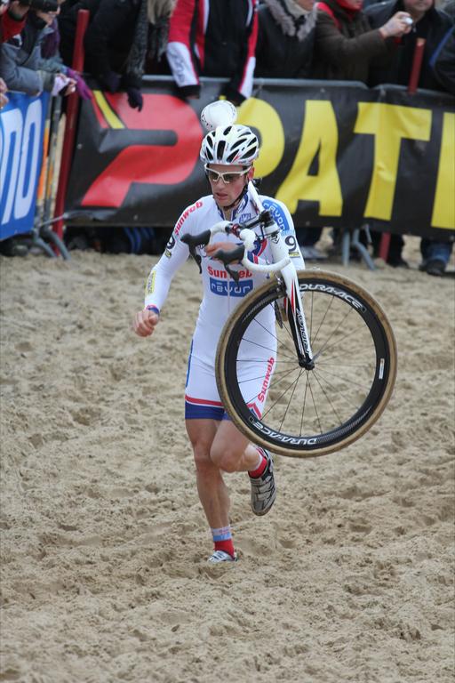 Kevin Pauwels runs through the sand en route to a second place finish. ©Thomas van Bracht