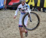 Kevin Pauwels runs through the sand en route to a second place finish. ©Thomas van Bracht