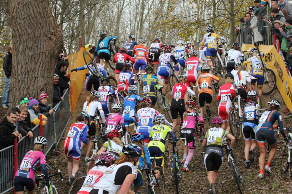 The women\'s pack at the start of the race. ©Thomas van Bracht