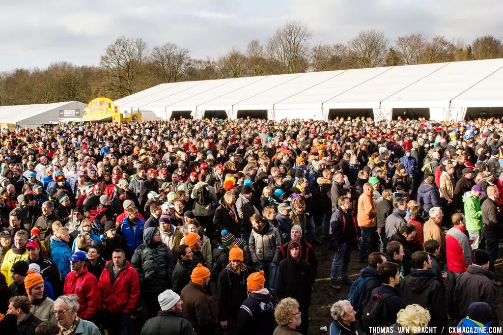 Massive crowds at 2014 World Championships. © Thomas Van Bracht