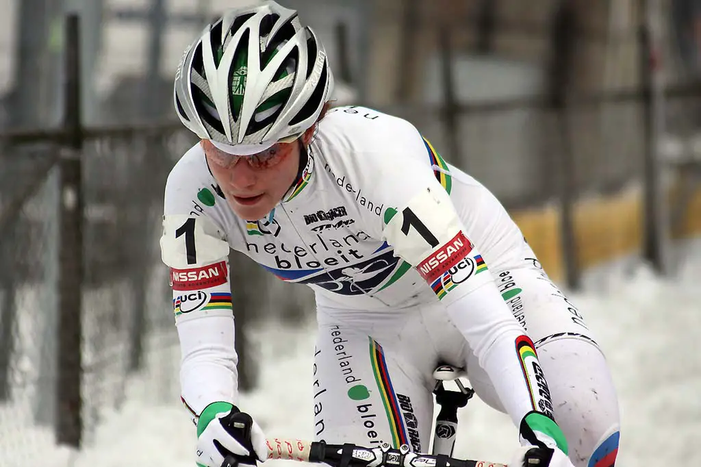 Marianne Vos balancing in the sketchy terrain. © Bart Hazen