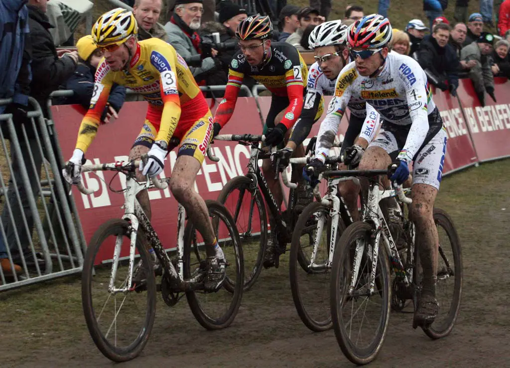 The leaders make their way through a dry section of the course. ? Bart Hazen