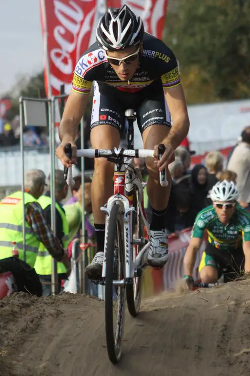 Niels Albert takes the descent and the win ahead of Nys.  © Bart Hazen