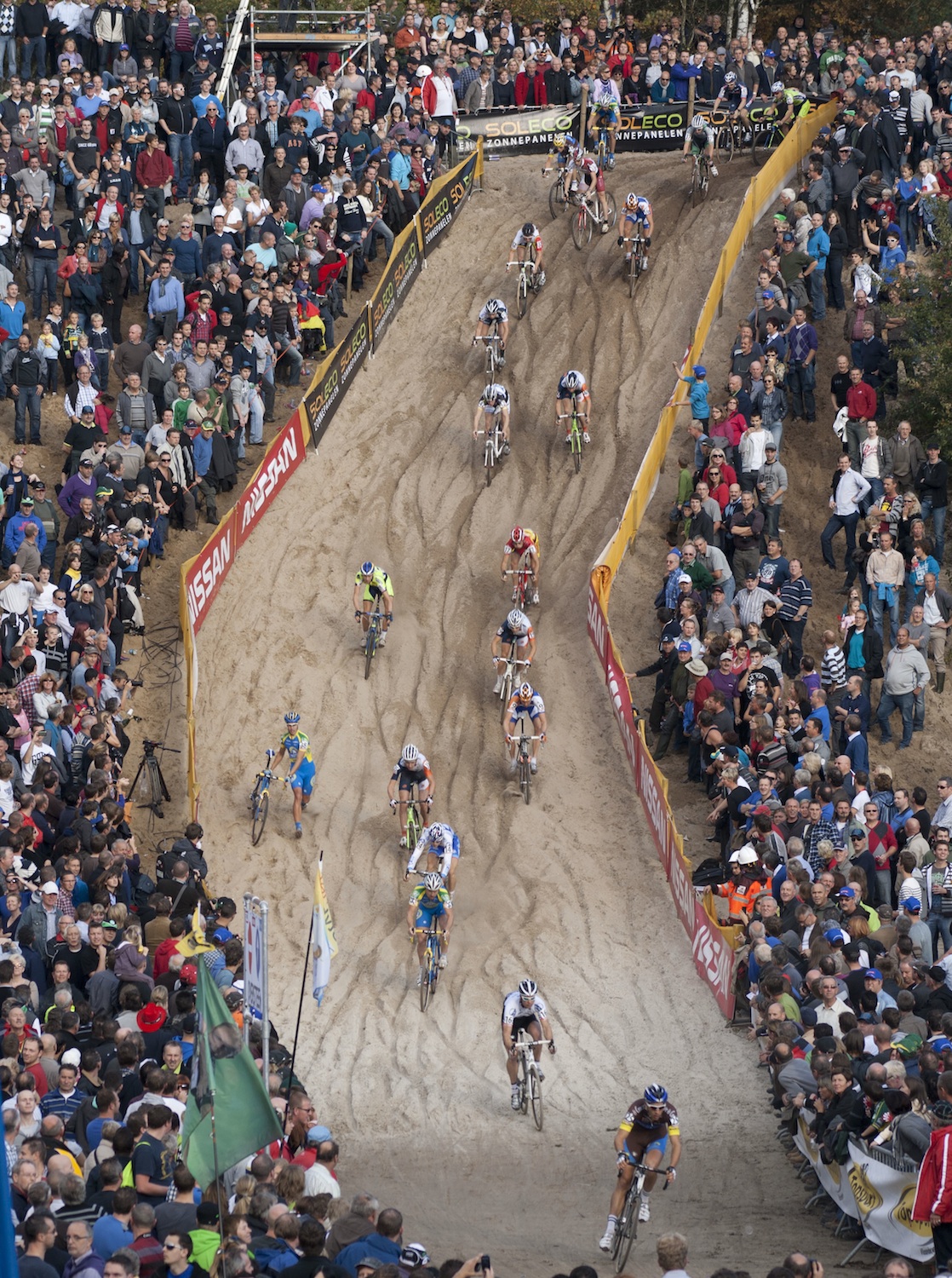 The crowds watch the treacherous descent ©Greeg Germer