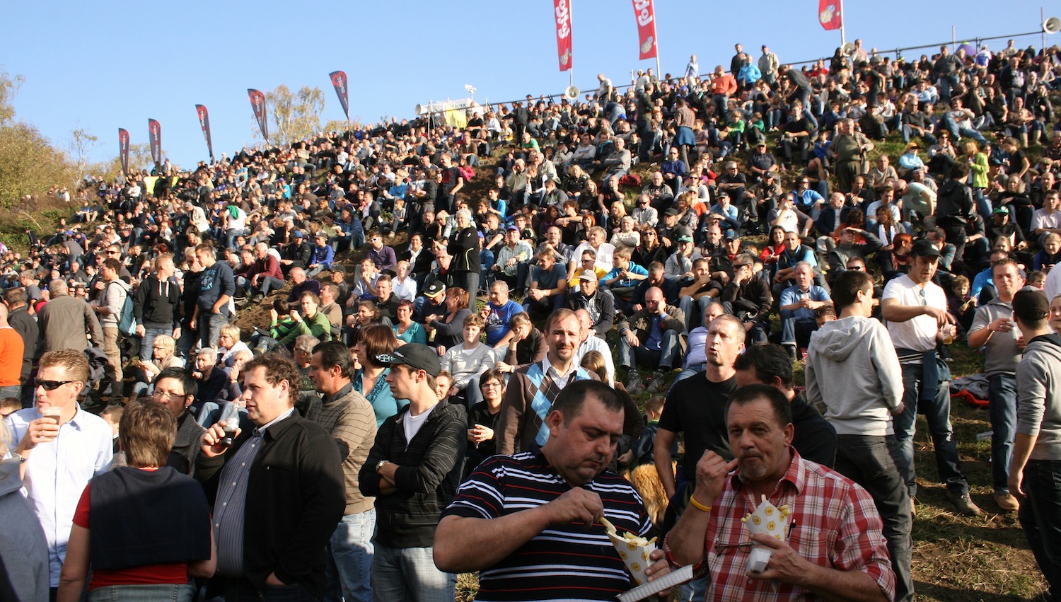 Zonhiven crowd ©Greeg Germer