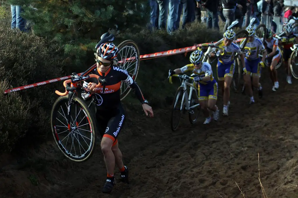 Sanne van Paassen attacks the bunch. © Bart Hazen