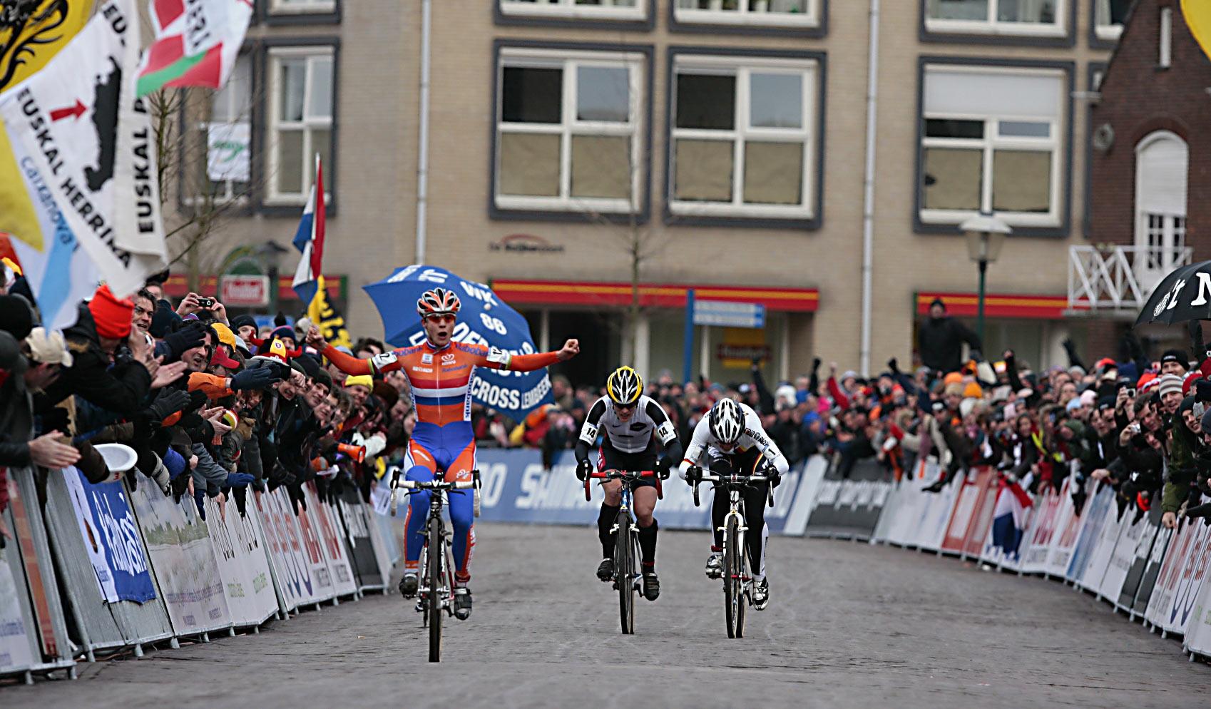 Marianne Vos will attempt to repeat this finish this year at the 2014 UCI Cyclocross World Championships in Hoogerheide, but on Saturday.