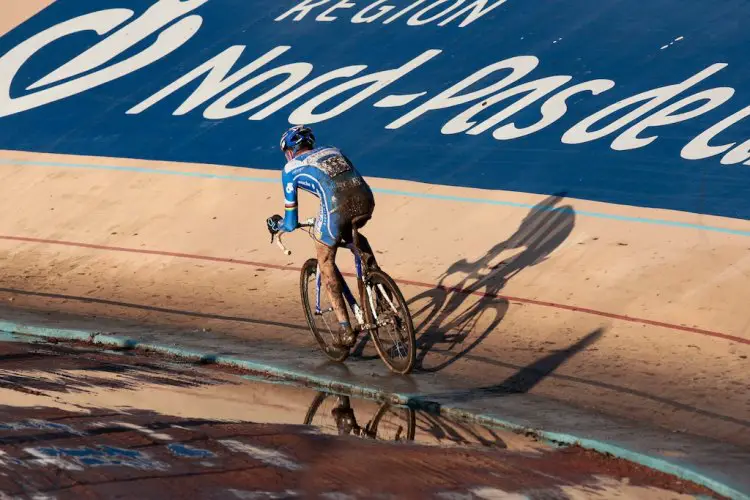 Erwin Vervecken on his way to victory in Roubaix. © Joe Sales