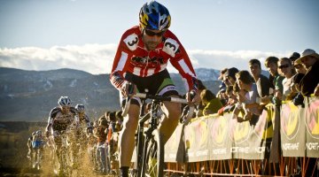 Tim Johnson shows off his NACT Leader's jersey in Boulder. © Studio Mp Production