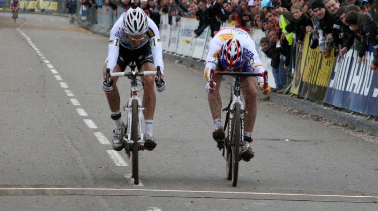 It comes down to a bike throw between Albert and Stybar! © Bart Hazen
