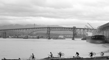 The New Brighton cyclocross course features a long sand section that riders have to navigate twice each lap. © Joe Sales