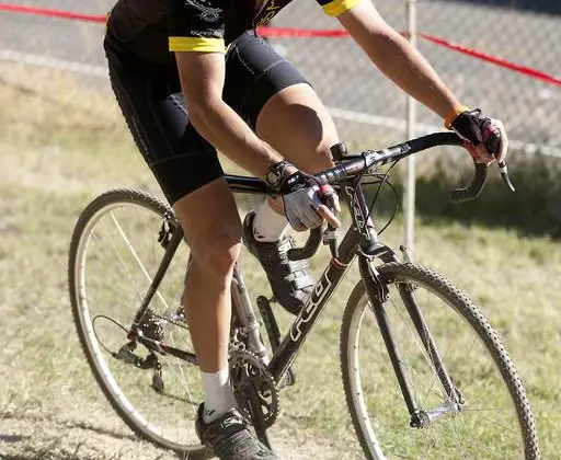 Matt Obregon (Bicycles Plus/Sierra Nevada) on his way to winning the Category A Men’s race. © Tim Westmore