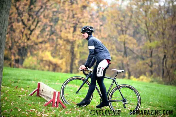 Powers shows proper barrier technique at the Harbin Park Cyclocross Clinic © VeloVivid