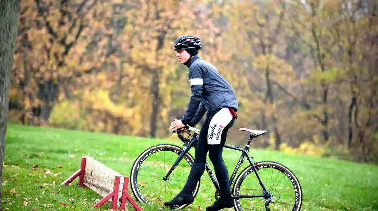 Powers shows proper barrier technique at the Harbin Park Cyclocross Clinic © VeloVivid