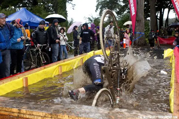 The Pool of Filth proved to be a suprisingly refershing obstacle for some. SSCXWC 2011. © Tim Westmore The Pool of Filth proved to be a suprisingly refershing obstacle for some. SSCXWC 2011. © Tim Westmore