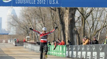 Lyne Bessette wins the womens 35-39 © Steve Anderson