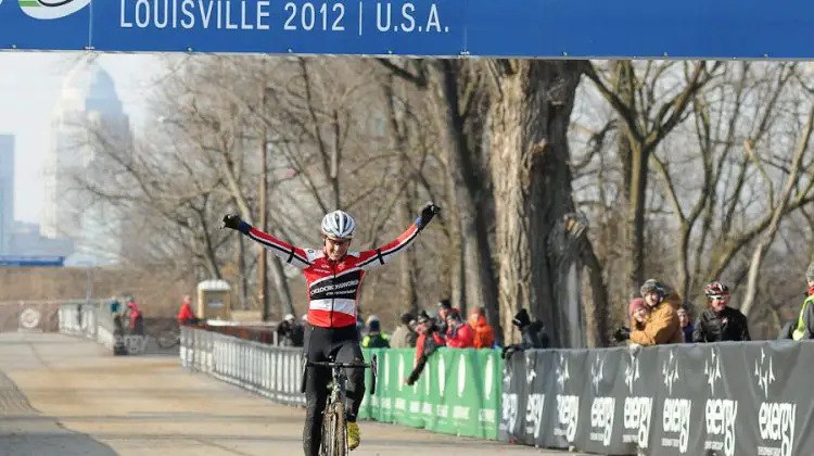 Lyne Bessette wins the womens 35-39 © Steve Anderson