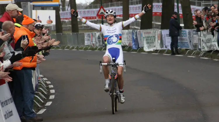 Marianne Vos wins the 2012 Dutch National Championships.