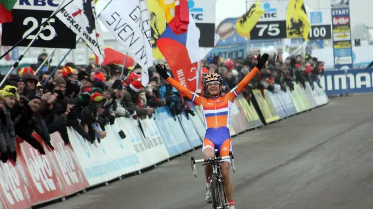 Marianne Vos wins again at the 2012 World Championships. ©Bart Hazen