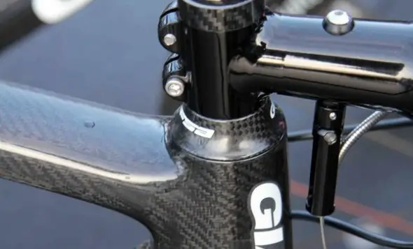 A prototype cable hanger bolted through the stem drops the cable lower, and the pivot helps control brake shuddering ©Thomas van Bracht A prototype cable hanger bolted through the stem drops the cable lower, and the pivot helps control brake shuddering ©Thomas van Bracht
