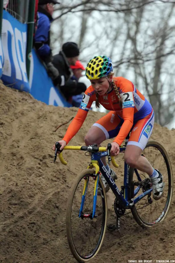 Daphny van den Brand descending the dunes. © Thomas Van Bracht 