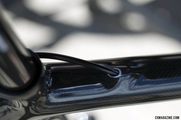 Internal cable routing on the 2013 Javelin Garda carbon cyclocross bike. © Cyclocross Magazine