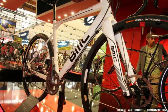 Full length view of the GF02, with three cables running along the downtube. Conti cyclocross tires indicate one of its intended uses. ©Thomas van Bracht Full length view of the GF02, with three cables running along the downtube. Conti cyclocross tires indicate one of its intended uses. ©Thomas van Bracht