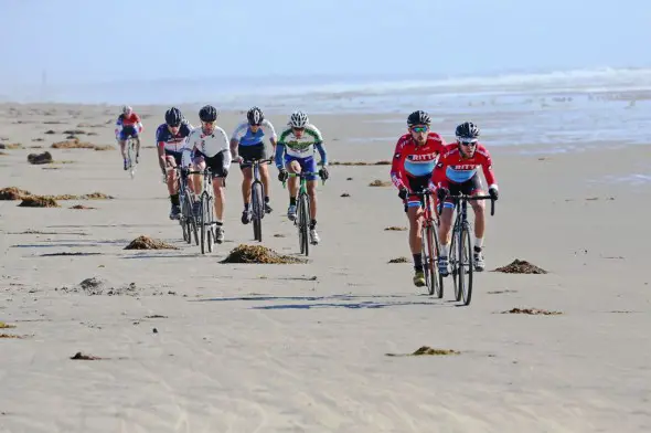 It was a long, hard slog up the beach into the wind. Here, Ritte CX teammates Gareth Feldstein and Alan Zinniker create a gap in the Single Speed A group that would never be closed. © Phil Beckman/PB Creative