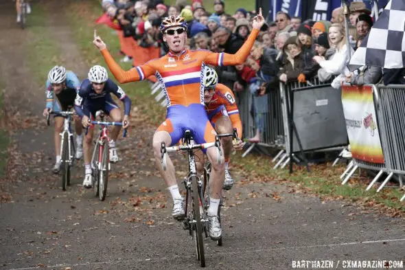 Mike Teunissen outsprints his rivals to win the 2012 European Championships © Bart Hazen