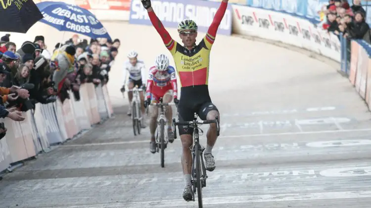 Sven Nys win the fourth round of the World Cup Series at Roubaix © Bart Hazen