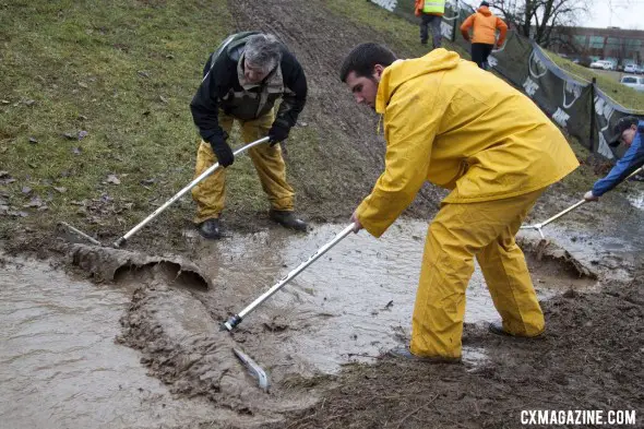 The tireless crew worked hard to drain the course of excessive water on day 2 of the Masters Cyclocross World Championships. 