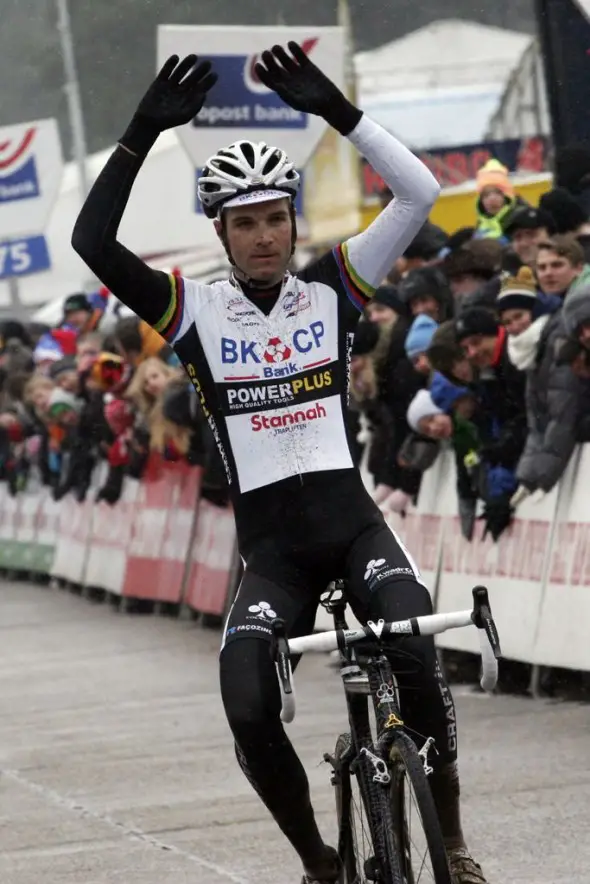 A relaxed Niels Albert takes the win at the last Trophy race of the season. © Bart Hazen