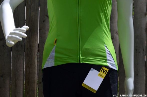 Full zip and banding at the bottom to keep the jersey from riding up make it a great choice. © Cyclocross Magazine Full zip and banding at the bottom to keep the jersey from riding up make it a great choice. © Cyclocross Magazine