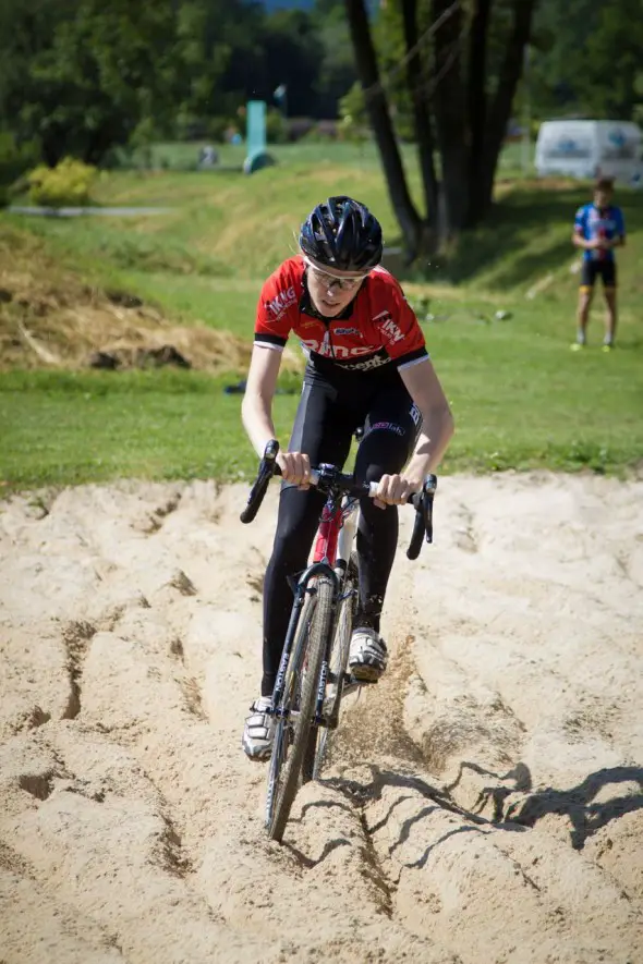 Danish elite Margriet Kloppenberg hammering the sand. © Francisco Castro Santos 