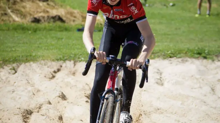 Danish elite Margriet Kloppenberg hammering the sand. © Francisco Castro Santos