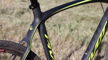 The swooping top tube flattens out and should make for pretty comfortable shouldering. © Cyclocross Magazine