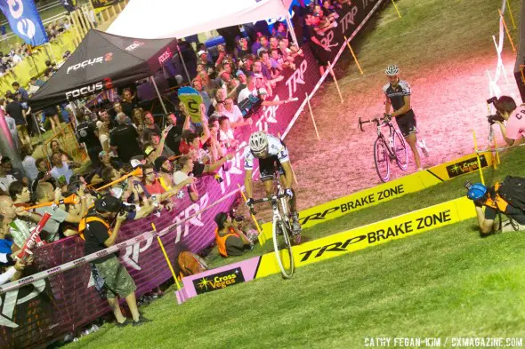 Sven Nys hops while Trebon runs. Cross Vegas 2013. © Cathy Fega