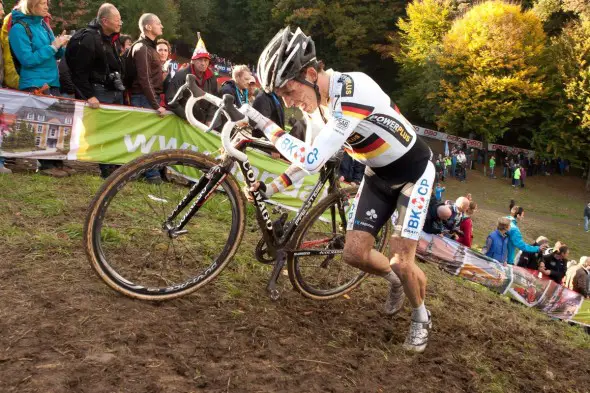 Phillipp Walsleben pushes up the run-up. © Thomas van Bracht