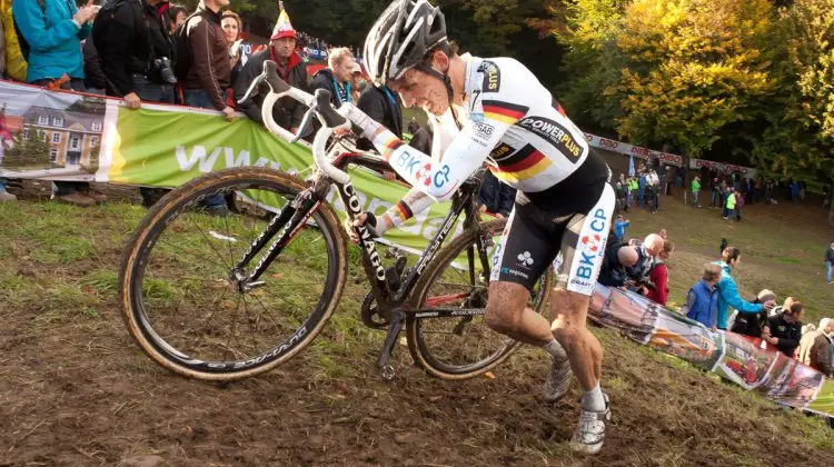 Phillipp Walsleben pushes up the run-up. © Thomas van Bracht